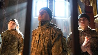 ウクライナ兵の葬儀、棺に手をあてる女の子　路地にもあふれる弔問客