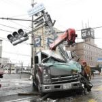 国道１号でトラックが信号に衝突　大津