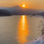 北海道最高峰へ向かう「光の道」　年に2回の光景が湖畔に