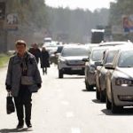 キーウ近郊の街「イルピン」、帰還で大渋滞