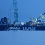 約1カ月ぶりに海上に　船上から見たカズワンつり上げ