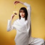 佐藤栞里、不思議な“ＺＥＲＯポーズ”を披露（CM ZERO ／佐藤栞里）