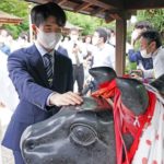 藤井聡太叡王、京都・北野天満宮で子供棋士にエール