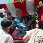 愛染まつり　５年ぶり宝恵パレード　ウクライナ人女性も