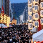 薄闇に山鉾、宵山華やか　祇園祭