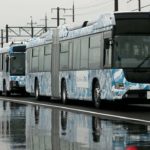 バスが自動運転で隊列　JR西日本などBRT実験