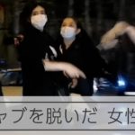 ヒジャブを脱いで抗議する女性たち