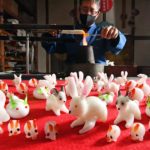 干支ガラス細工づくり　ピーク迎える　大阪府和泉市