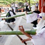 勇壮に「大蛇」退治　京都の鞍馬寺で竹伐り会式