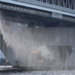 六甲大橋で水道管に亀裂　水が海に流出