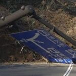 土砂崩れで道路が寸断　なぎ倒された道路標識　石川・金沢市 1月2日【能登半島地震 被害状況マップ】